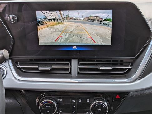 Used 2025 Chevrolet Trax LT w/ LT Convenience Package image 17