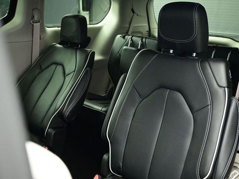 Used 2022 Chrysler Pacifica Limited image 28