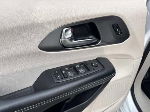 Used 2022 Chrysler Pacifica Touring-L FWD image 17