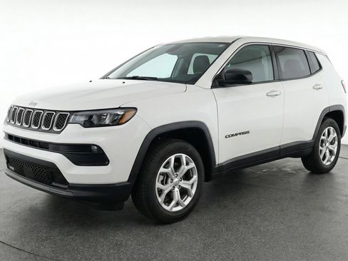 Used 2025 Jeep Compass Latitude image 3