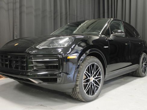 Used 2024 Porsche Cayenne image 8