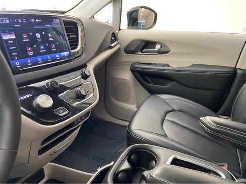 Used 2024 Chrysler Pacifica Touring-L image 34