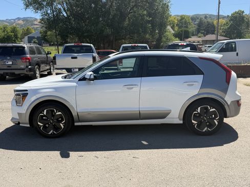 Used 2023 Kia Niro Wave w/ Wave Preserve Package FWD image 3