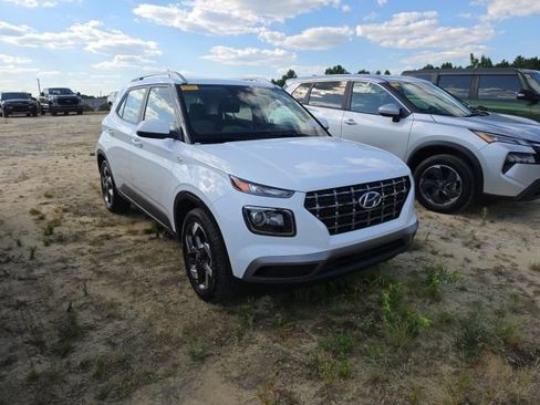 Used 2025 Hyundai Venue SEL FWD image 3