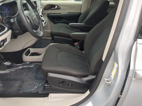 Used 2023 Chrysler Voyager LX FWD image 16