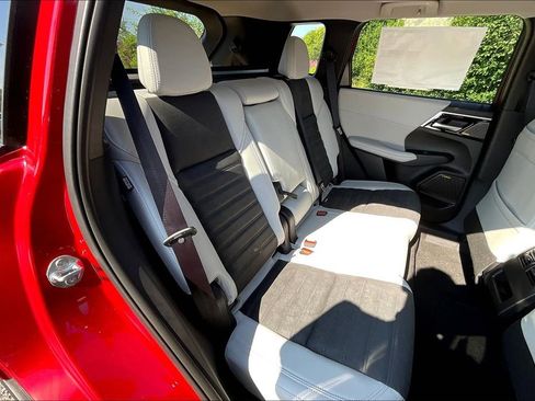 New 2025 Mitsubishi Outlander SE image 9