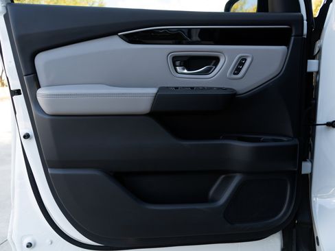 Certified 2025 Honda Pilot Touring image 39