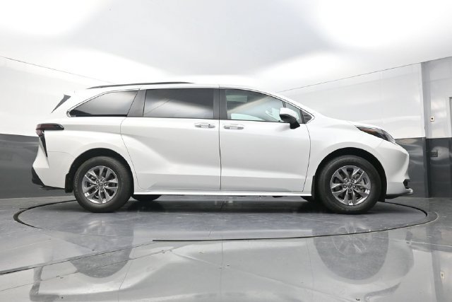 Used 2026 Toyota Sienna XLE FWD image 37