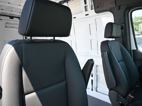 Used 2025 Mercedes-Benz Sprinter 2500 image 18