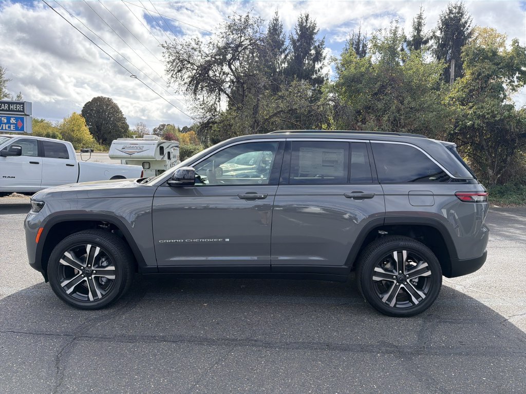 New 2027 Jeep Grand Cherokee Limited AWD/4WD image 2