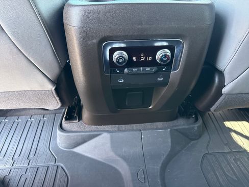 Used 2023 GMC Yukon SLT w/ SLT Premium Package AWD/4WD image 16
