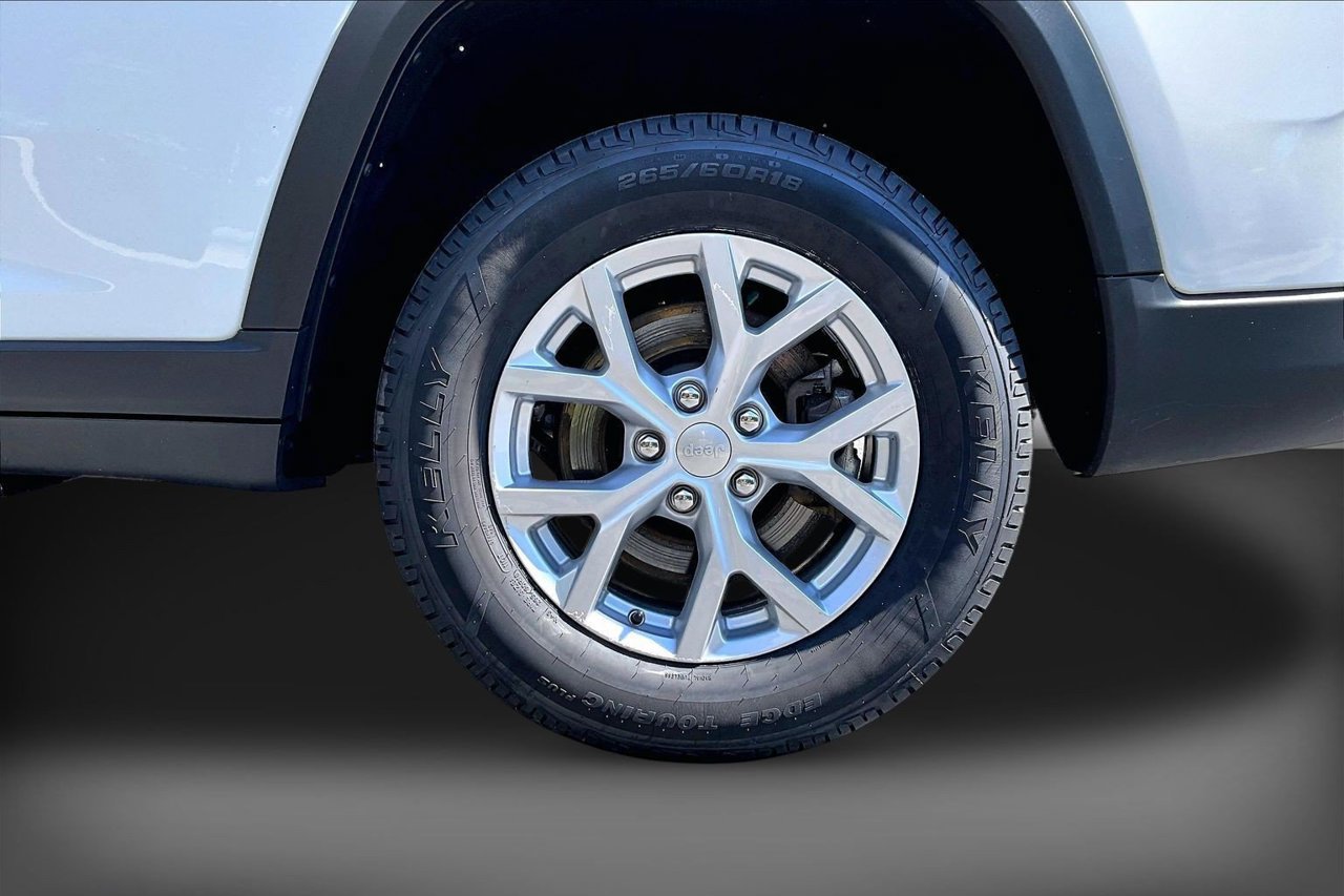 Used 2023 Jeep Grand Cherokee L Limited AWD/4WD image 36