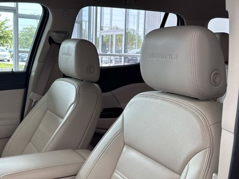 Used 2023 GMC Acadia Denali w/ Denali Technology Package FWD image 13