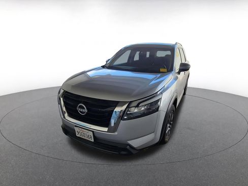 Used 2025 Nissan Pathfinder SV image 3