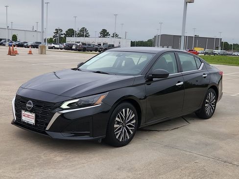 Used 2025 Nissan Altima 2.5 SV FWD image 3