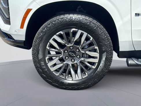 Used 2025 Chevrolet Suburban Z71 AWD/4WD image 11