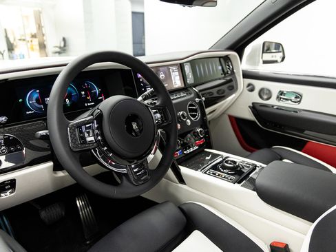 New 2026 Rolls-Royce Cullinan Black Badge image 35