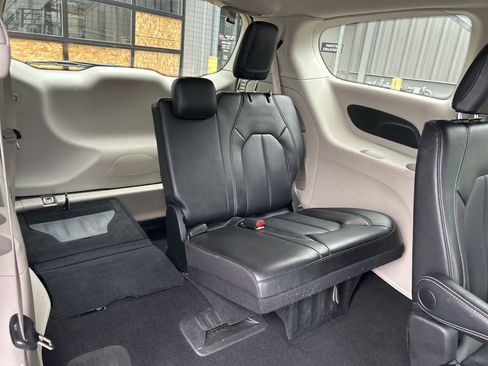 Certified 2024 Chrysler Pacifica Touring-L image 34