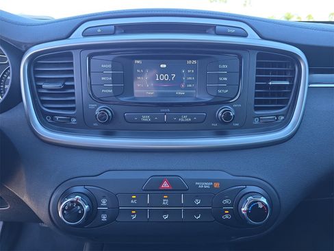 Used 2017 Kia Sorento LX image 17