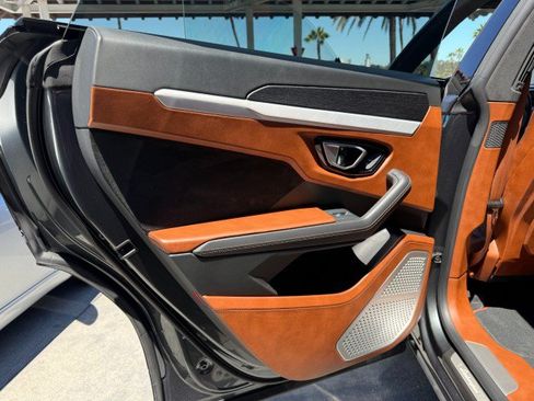 Used 2019 Lamborghini Urus AWD/4WD image 16