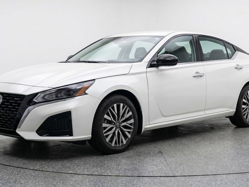 Used 2025 Nissan Altima 2.5 SV FWD image 3