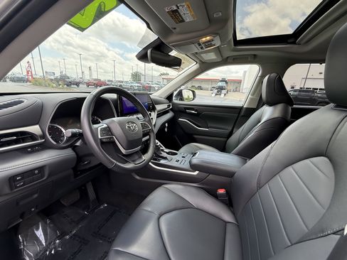 Certified 2024 Toyota Highlander XLE AWD/4WD image 4