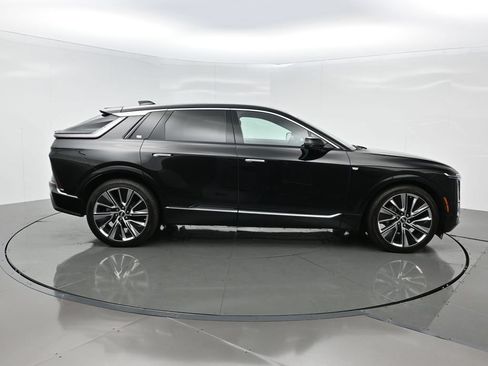 Used 2026 Cadillac Lyriq Signature Luxury AWD/4WD image 7