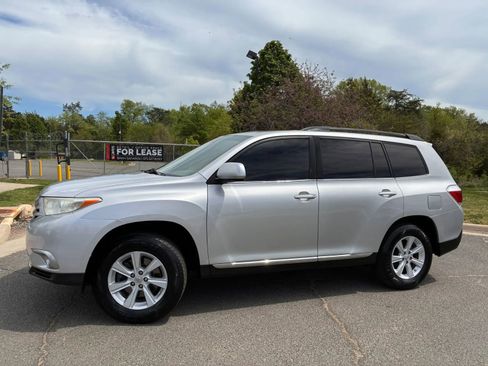 Used 2012 Toyota Highlander SE w/ Tow Pkg image 3