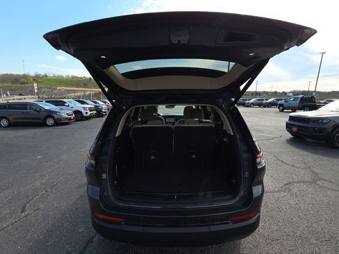 Used 2022 Jeep Grand Cherokee L Limited w/ Black Appearance Package image 33