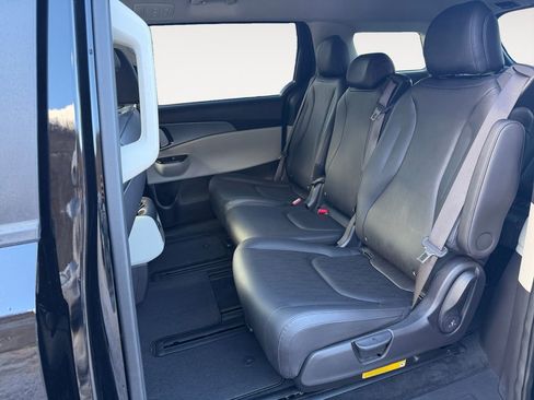 Used 2023 Kia Carnival LX image 28