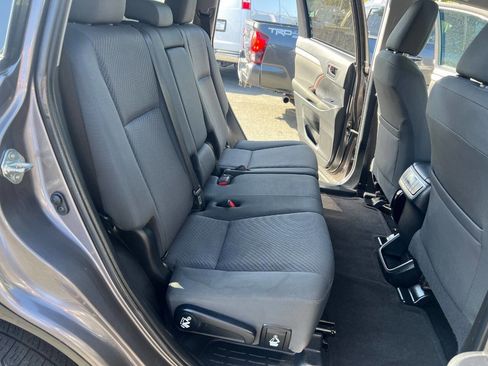 Used 2019 Toyota Highlander LE w/ Carpet Mat Package (TMS) FWD image 11