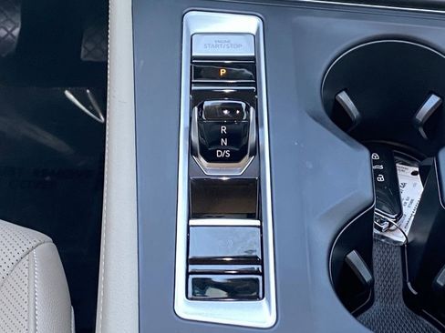 Used 2025 Volkswagen Atlas SE FWD image 33