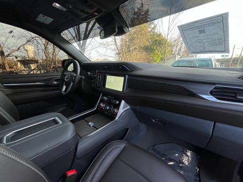 Used 2024 GMC Yukon XL Denali image 35