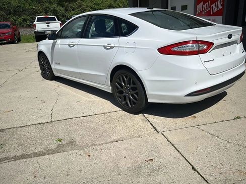 Used 2014 Ford Fusion SE FWD image 3