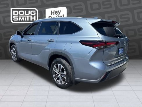 Used 2024 Toyota Highlander XLE AWD/4WD image 3
