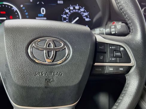 Used 2025 Toyota Sienna XLE FWD image 20