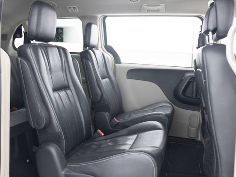 Used 2013 Chrysler Town & Country Touring image 31