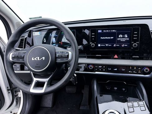 Used 2023 Kia Sportage LX image 2