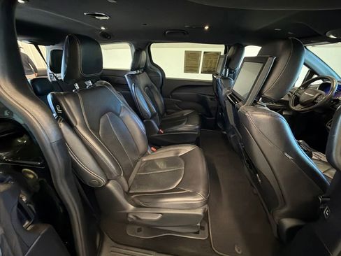 Used 2022 Chrysler Pacifica Touring-L w/ Uconnect Theater Family Group FWD image 26