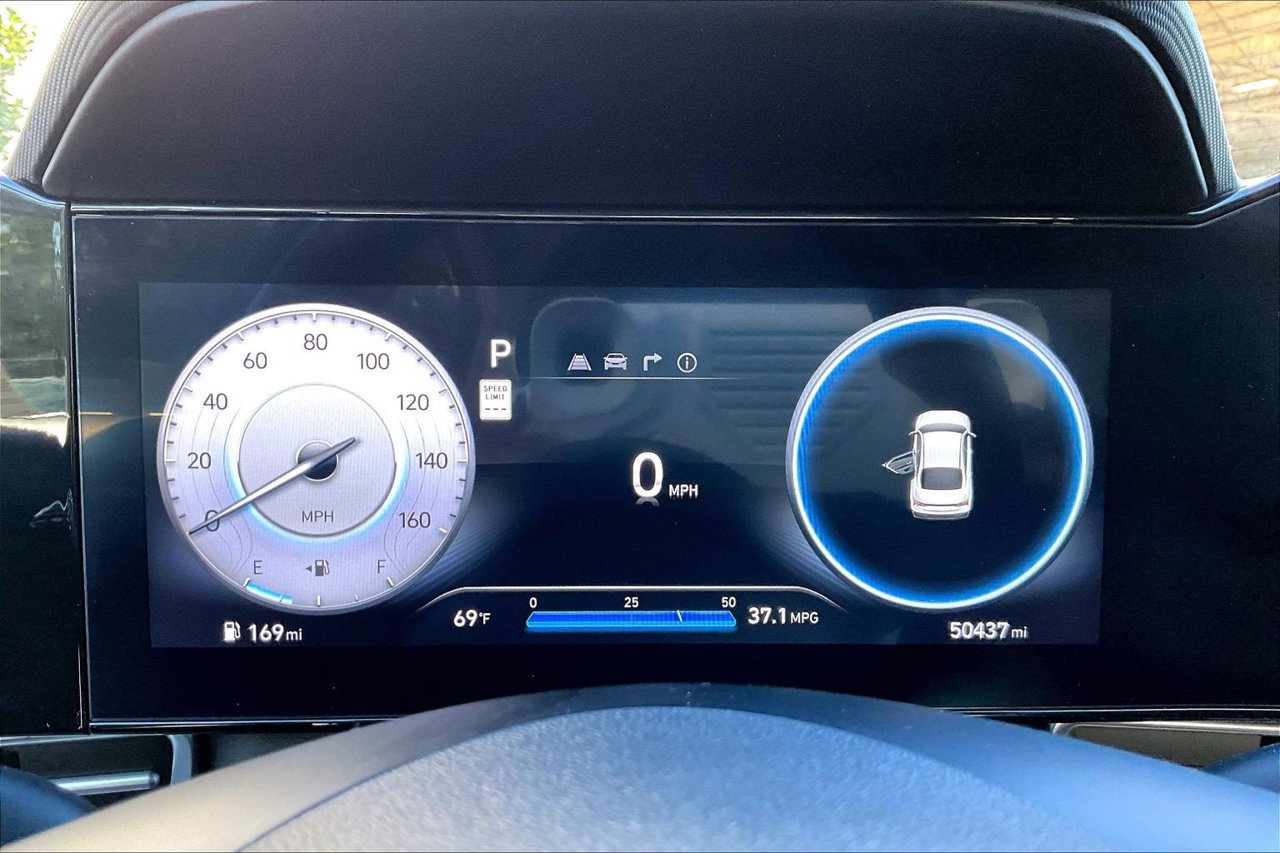 Used 2025 Hyundai Elantra SEL FWD image 9