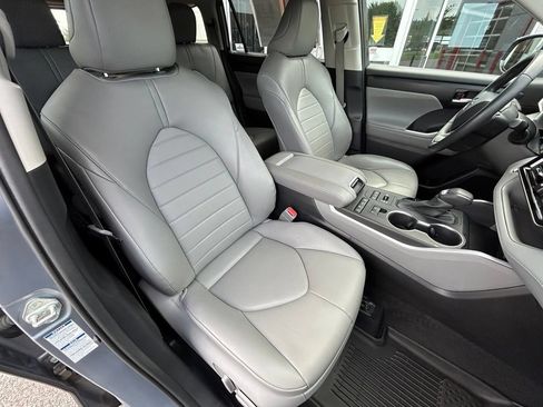Used 2022 Toyota Highlander XLE AWD/4WD image 43