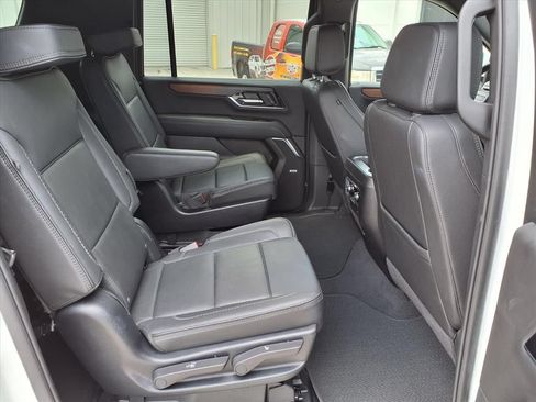 Used 2025 GMC Yukon XL Denali AWD/4WD image 13