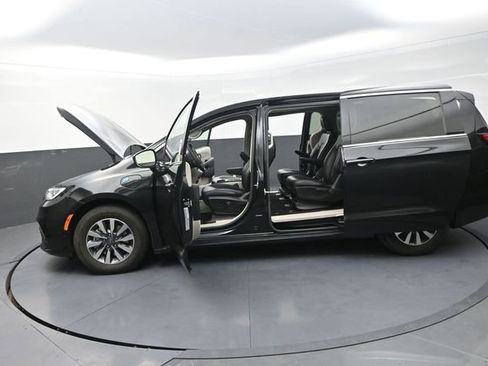 Used 2023 Chrysler Pacifica Touring-L image 44