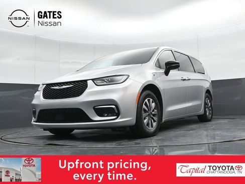 Used 2024 Chrysler Pacifica Select image 34