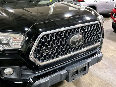 Used 2018 Toyota Tacoma TRD Off-Road w/ Technology Package image 30