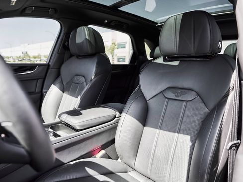 Used 2022 Bentley Bentayga AWD/4WD image 43