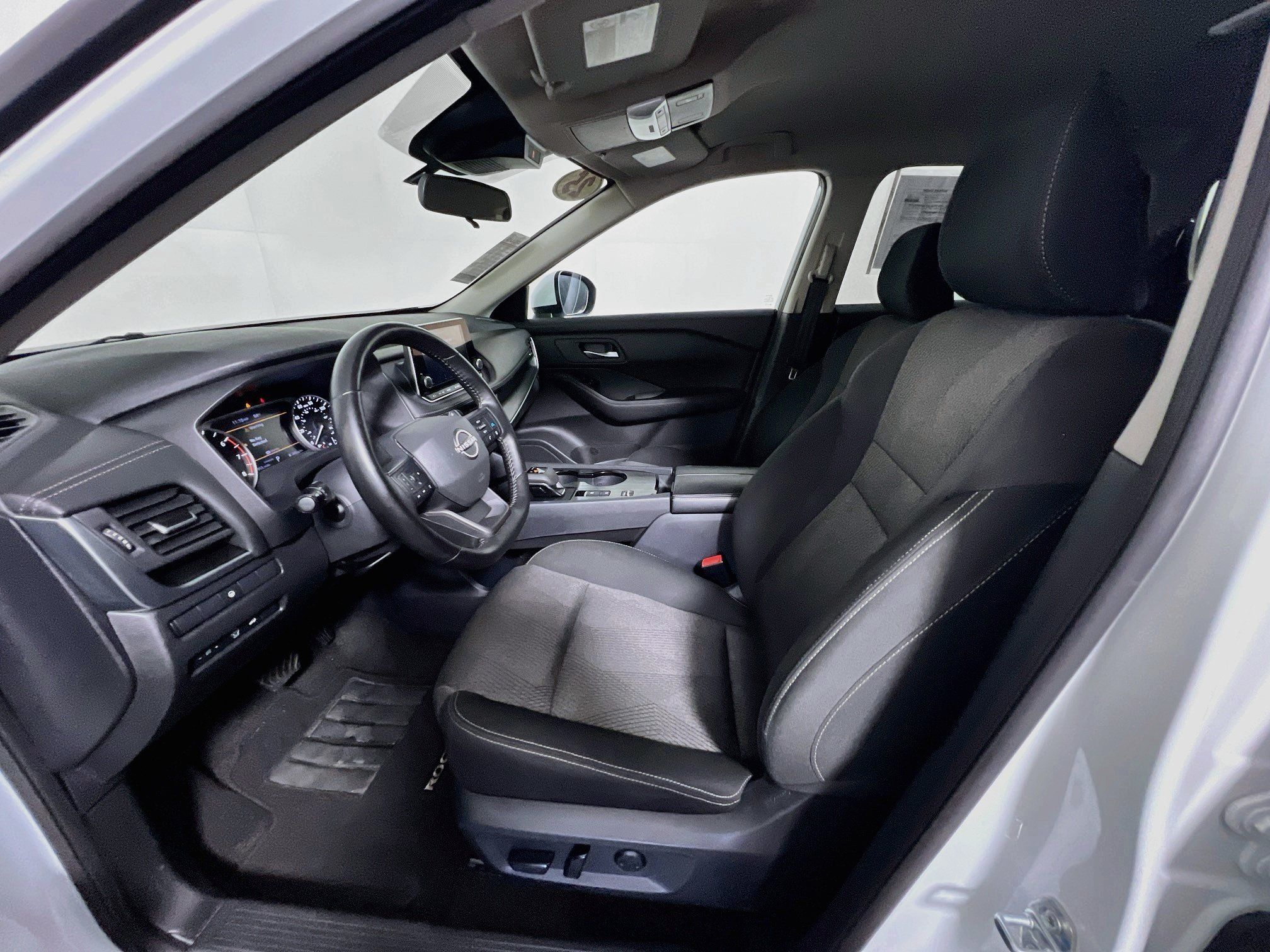 Used 2025 Nissan Rogue SV FWD image 17