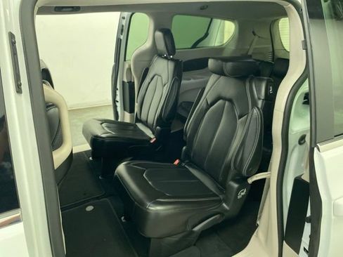 Used 2023 Chrysler Pacifica Touring-L FWD image 19