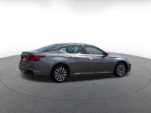 Used 2025 Nissan Altima 2.5 SV FWD image 11