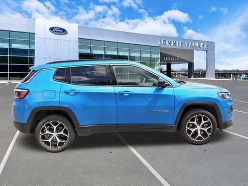 Used 2024 Jeep Compass Latitude AWD/4WD image 5